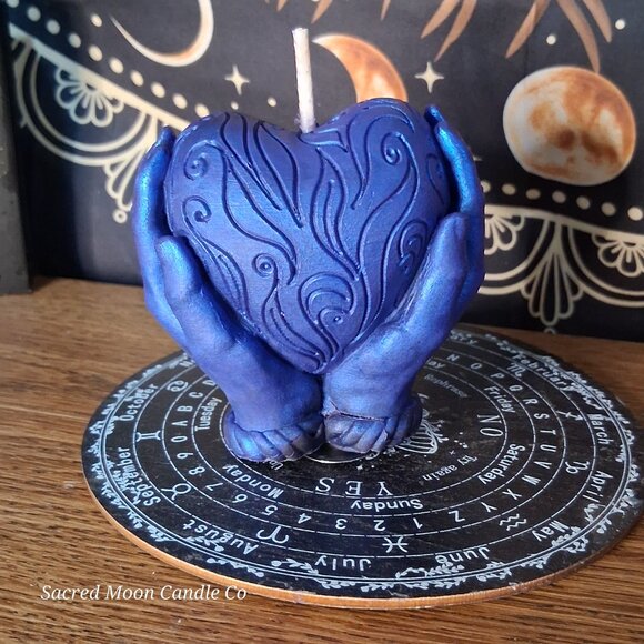 The Alchemist Embrace Saffron and Patchouli Scented Heart in Hands Candle - Picture 9 of 11